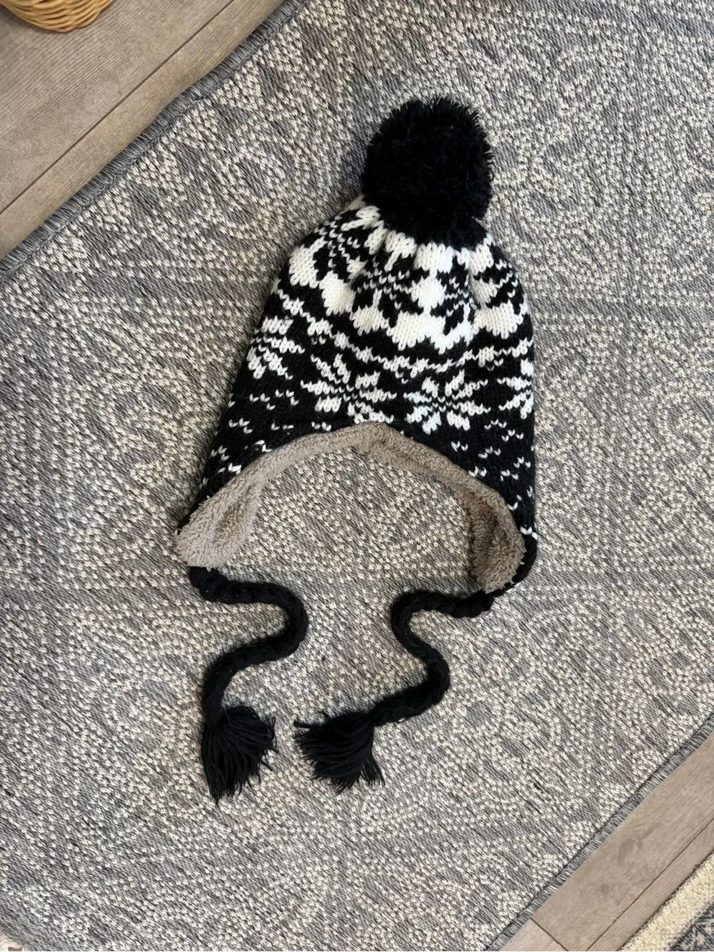 Peruvian-style winter hat features a Nordic snowflake pattern